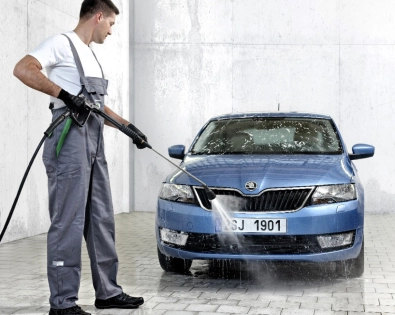 Rankinis automobilio plovimas